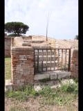 04428 ostia - regio i - insula xiv - terme del bagnino buticosus (i,xiv,8) - porticus - treppe - 09-2023.jpg